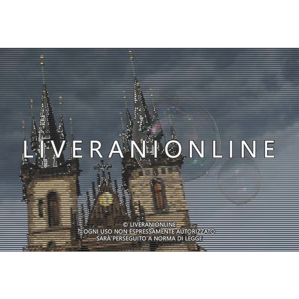 Citta\' di Praga - Repubblica Ceca Praga (Repubblica Ceca) - 25.06.2015 Nella Foto:Artisti di strada nella Staromestske namesti - Piazza dell cittÃ  vecchia di Praga con la chiesa di Santa Maria di Tyn /Ph.Vitez-Ag. Aldo Liverani