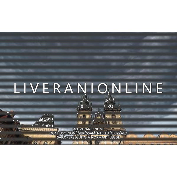 Citta\' di Praga - Repubblica Ceca Praga (Repubblica Ceca) - 25.06.2015 Nella Foto:Artisti di strada nella Staromestske namesti - Piazza dell cittÃ  vecchia di Praga con la chiesa di Santa Maria di Tyn /Ph.Vitez-Ag. Aldo Liverani