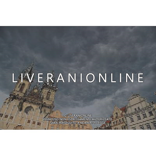 Citta\' di Praga - Repubblica Ceca Praga (Repubblica Ceca) - 25.06.2015 Nella Foto:Artisti di strada nella Staromestske namesti - Piazza dell cittÃ  vecchia di Praga con la chiesa di Santa Maria di Tyn /Ph.Vitez-Ag. Aldo Liverani