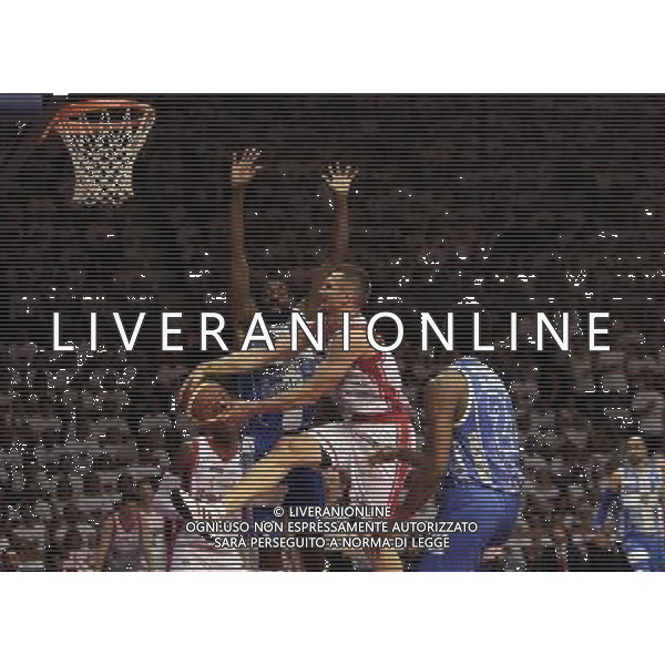REGGIO EMILIA 26 GIUGNO 2015 / CAMPIONATO LEGABASKET SERIE A 2014-2015 /FINALE SCUDETTO PLAYOFF GARA 7 / GRISSIN BON REGGIO EMILIA VS BANCO DI SARDEGNA SASSARI / NELLA FOTO: KAUKENAS E LAWAL / FOTO FRANCESCA SOLI - AGENZIA ALDO LIVERANI SAS