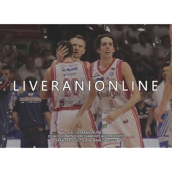 REGGIO EMILIA 26 GIUGNO 2015 / CAMPIONATO LEGABASKET SERIE A 2014-2015 /FINALE SCUDETTO PLAYOFF GARA 7 / GRISSIN BON REGGIO EMILIA VS BANCO DI SARDEGNA SASSARI / NELLA FOTO: UN ABBRACCIO FRA KAUKENAS E CINCIARINI / FOTO FRANCESCA SOLI - AGENZIA ALDO LIVERANI SAS