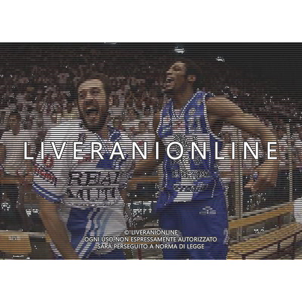 REGGIO EMILIA 26 GIUGNO 2015 / CAMPIONATO LEGABASKET SERIE A 2014-2015 /FINALE SCUDETTO PLAYOFF GARA 7 / GRISSIN BON REGGIO EMILIA VS BANCO DI SARDEGNA SASSARI / NELLA FOTO: I GIOCATORI DI SASSARI ESULTANO A FINE GARA / FOTO FRANCESCA SOLI - AGENZIA ALDO LIVERANI SAS