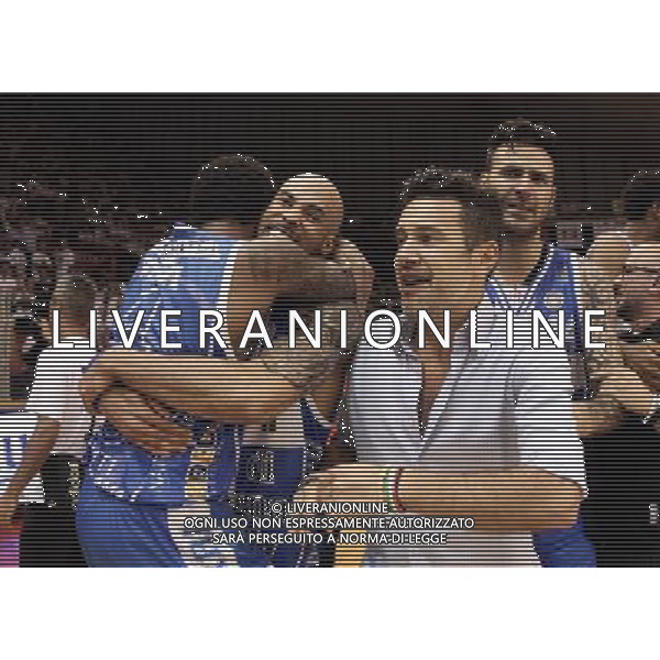 REGGIO EMILIA 26 GIUGNO 2015 / CAMPIONATO LEGABASKET SERIE A 2014-2015 /FINALE SCUDETTO PLAYOFF GARA 7 / GRISSIN BON REGGIO EMILIA VS BANCO DI SARDEGNA SASSARI / NELLA FOTO: I GIOCATORI DI SASSARI ESULTANO A FINE GARA / FOTO FRANCESCA SOLI - AGENZIA ALDO LIVERANI SAS