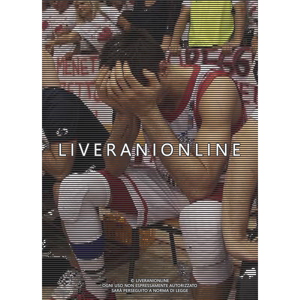 REGGIO EMILIA 26 GIUGNO 2015 / CAMPIONATO LEGABASKET SERIE A 2014-2015 /FINALE SCUDETTO PLAYOFF GARA 7 / GRISSIN BON REGGIO EMILIA VS BANCO DI SARDEGNA SASSARI / NELLA FOTO: CINCIARINI SI DISPERA A FINE GARA / FOTO FRANCESCA SOLI - AGENZIA ALDO LIVERANI SAS