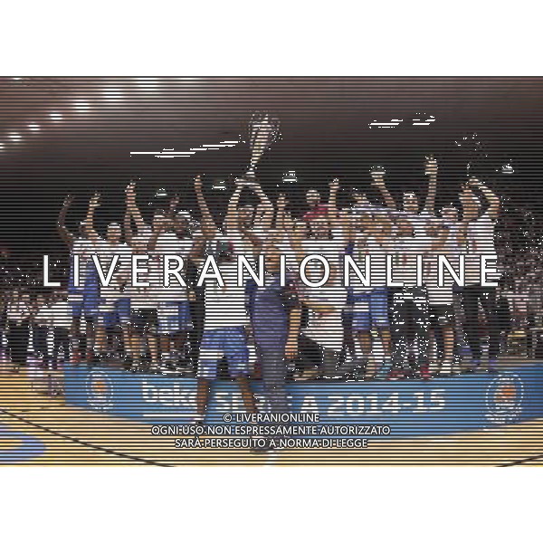 REGGIO EMILIA 26 GIUGNO 2015 / CAMPIONATO LEGABASKET SERIE A 2014-2015 /FINALE SCUDETTO PLAYOFF GARA 7 / GRISSIN BON REGGIO EMILIA VS BANCO DI SARDEGNA SASSARI / NELLA FOTO: SASSARI ALZA IL TROFEO DI CAMPIONE D\'ITALIA 2014-2015 / FOTO FRANCESCA SOLI - AGENZIA ALDO LIVERANI SAS
