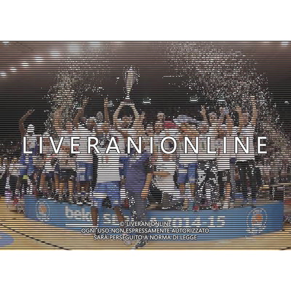 REGGIO EMILIA 26 GIUGNO 2015 / CAMPIONATO LEGABASKET SERIE A 2014-2015 /FINALE SCUDETTO PLAYOFF GARA 7 / GRISSIN BON REGGIO EMILIA VS BANCO DI SARDEGNA SASSARI / NELLA FOTO: SASSARI ALZA IL TROFEO DI CAMPIONE D\'ITALIA 2014-2015 / FOTO FRANCESCA SOLI - AGENZIA ALDO LIVERANI SAS