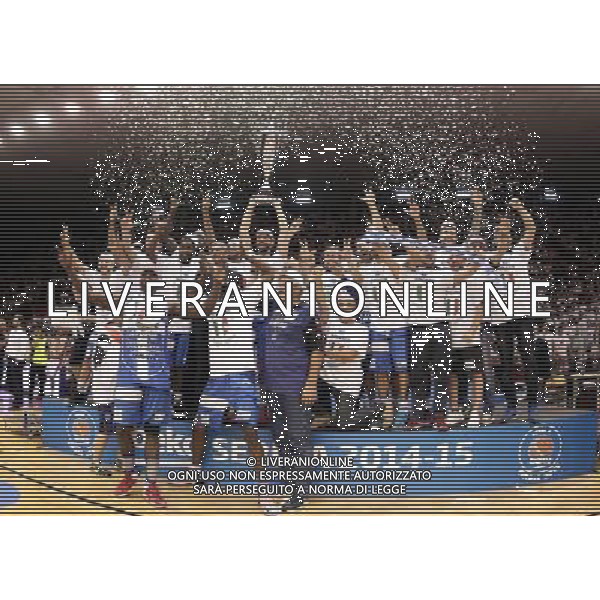 REGGIO EMILIA 26 GIUGNO 2015 / CAMPIONATO LEGABASKET SERIE A 2014-2015 /FINALE SCUDETTO PLAYOFF GARA 7 / GRISSIN BON REGGIO EMILIA VS BANCO DI SARDEGNA SASSARI / NELLA FOTO: SASSARI ALZA IL TROFEO DI CAMPIONE D\'ITALIA 2014-2015 / FOTO FRANCESCA SOLI - AGENZIA ALDO LIVERANI SAS