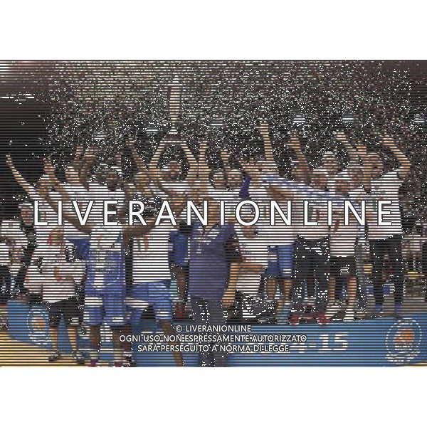 REGGIO EMILIA 26 GIUGNO 2015 / CAMPIONATO LEGABASKET SERIE A 2014-2015 /FINALE SCUDETTO PLAYOFF GARA 7 / GRISSIN BON REGGIO EMILIA VS BANCO DI SARDEGNA SASSARI / NELLA FOTO: SASSARI ALZA IL TROFEO DI CAMPIONE D\'ITALIA 2014-2015 / FOTO FRANCESCA SOLI - AGENZIA ALDO LIVERANI SAS