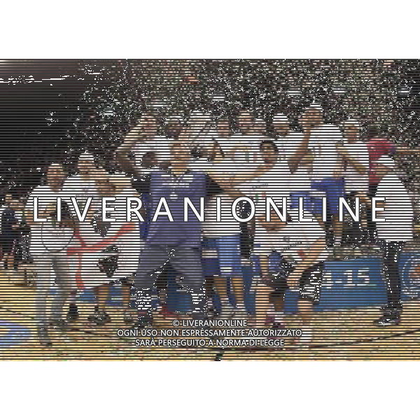 REGGIO EMILIA 26 GIUGNO 2015 / CAMPIONATO LEGABASKET SERIE A 2014-2015 /FINALE SCUDETTO PLAYOFF GARA 7 / GRISSIN BON REGGIO EMILIA VS BANCO DI SARDEGNA SASSARI / NELLA FOTO: SASSARI ALZA IL TROFEO DI CAMPIONE D\'ITALIA 2014-2015 / FOTO FRANCESCA SOLI - AGENZIA ALDO LIVERANI SAS