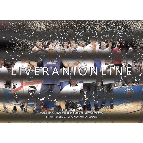 REGGIO EMILIA 26 GIUGNO 2015 / CAMPIONATO LEGABASKET SERIE A 2014-2015 /FINALE SCUDETTO PLAYOFF GARA 7 / GRISSIN BON REGGIO EMILIA VS BANCO DI SARDEGNA SASSARI / NELLA FOTO: SASSARI ALZA IL TROFEO DI CAMPIONE D\'ITALIA 2014-2015 / FOTO FRANCESCA SOLI - AGENZIA ALDO LIVERANI SAS