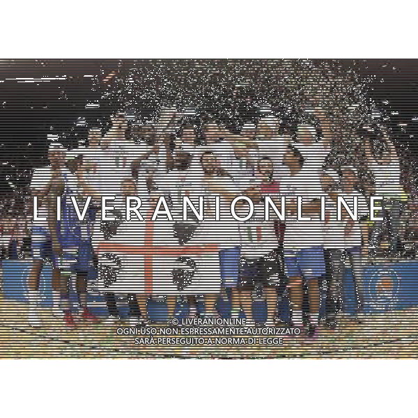 REGGIO EMILIA 26 GIUGNO 2015 / CAMPIONATO LEGABASKET SERIE A 2014-2015 /FINALE SCUDETTO PLAYOFF GARA 7 / GRISSIN BON REGGIO EMILIA VS BANCO DI SARDEGNA SASSARI / NELLA FOTO: SASSARI ALZA IL TROFEO DI CAMPIONE D\'ITALIA 2014-2015 / FOTO FRANCESCA SOLI - AGENZIA ALDO LIVERANI SAS