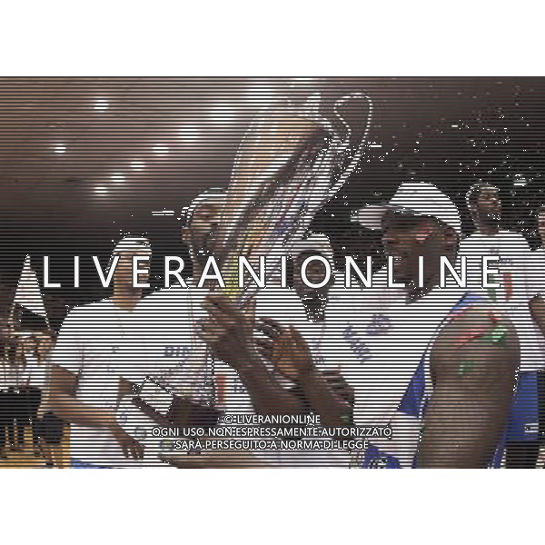 REGGIO EMILIA 26 GIUGNO 2015 / CAMPIONATO LEGABASKET SERIE A 2014-2015 /FINALE SCUDETTO PLAYOFF GARA 7 / GRISSIN BON REGGIO EMILIA VS BANCO DI SARDEGNA SASSARI / NELLA FOTO: SASSARI ALZA IL TROFEO DI CAMPIONE D\'ITALIA 2014-2015 / FOTO FRANCESCA SOLI - AGENZIA ALDO LIVERANI SAS