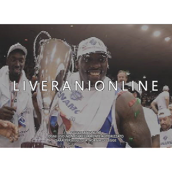 REGGIO EMILIA 26 GIUGNO 2015 / CAMPIONATO LEGABASKET SERIE A 2014-2015 /FINALE SCUDETTO PLAYOFF GARA 7 / GRISSIN BON REGGIO EMILIA VS BANCO DI SARDEGNA SASSARI / NELLA FOTO: SANDERS CON IL TROFEO DELLO SCUDETTO / FOTO FRANCESCA SOLI - AGENZIA ALDO LIVERANI SAS