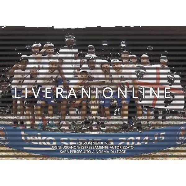 REGGIO EMILIA 26 GIUGNO 2015 / CAMPIONATO LEGABASKET SERIE A 2014-2015 /FINALE SCUDETTO PLAYOFF GARA 7 / GRISSIN BON REGGIO EMILIA VS BANCO DI SARDEGNA SASSARI / NELLA FOTO: SASSARI ALZA IL TROFEO DI CAMPIONE D\'ITALIA 2014-2015 / FOTO FRANCESCA SOLI - AGENZIA ALDO LIVERANI SAS