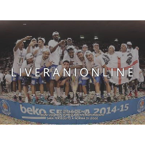 REGGIO EMILIA 26 GIUGNO 2015 / CAMPIONATO LEGABASKET SERIE A 2014-2015 /FINALE SCUDETTO PLAYOFF GARA 7 / GRISSIN BON REGGIO EMILIA VS BANCO DI SARDEGNA SASSARI / NELLA FOTO: SASSARI ALZA IL TROFEO DI CAMPIONE D\'ITALIA 2014-2015 / FOTO FRANCESCA SOLI - AGENZIA ALDO LIVERANI SAS