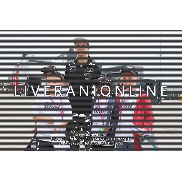 Nico Hulkenberg (GER) Sahara Force India F1 with F1 in Schools Children. 02.07.2015. Formula 1 World Championship, Rd 9, British Grand Prix, Silverstone, England, Preparation Day. /AGENZIA ALDO LIVERANI Sas - ITALY ONLY - EDITORIAL USE ONLY - Gp F1 inghilterra