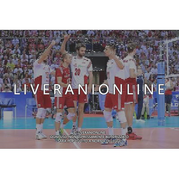 03.07.2015 KRAKOW , TAURON ARENA UL. LEMA 7 ( POLAND ) SIATKOWKA MEZCZYZN ( MEN\'S VOLLEYBALL ) LIGA SWIATOWA 2015 - GRUPA B ( FIVB WORLD LEAGUE - GROUP B ) MECZ POLSKA - STANY ZJEDNOCZONE ( GAME POLAND - USA ) NZ MICHAL KUBIAK , PAWEL ZATORSKI , MATEUSZ MIKA , FABIAN DRZYZGA , RADOSC PUNKT EMOCJE , PRETENSJE SEDZIA FOTO MICHAL STANCZYK / CYFRASPORT / NEWSPIX.PL --- Newspix.pl AG ALDO LIVERANI SAS ONLY ITALY *** Local Caption *** www.newspix.pl mail us: info@newspix.pl call us: 0048 022 23 22 222 --- Polish Picture Agency by Ringier Axel Springer Poland