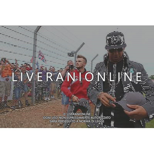 Lewis Hamilton (GBR) Mercedes AMG F1 and Will Stevens (GBR) Manor Marussia F1 Team with the fans. 05.07.2015. Formula 1 World Championship, Rd 9, British Grand Prix, Silverstone, England, Race Day. AG ALDO LIVERANI SAS ONLY ITALY