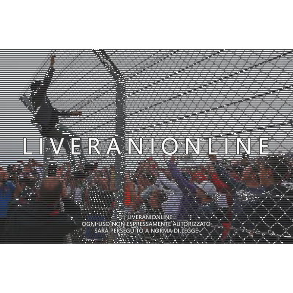 Lewis Hamilton (GBR) Mercedes AMG F1 climbs hte fence to greet the fans. 05.07.2015. Formula 1 World Championship, Rd 9, British Grand Prix, Silverstone, England, Race Day. AG ALDO LIVERANI SAS ONLY ITALY