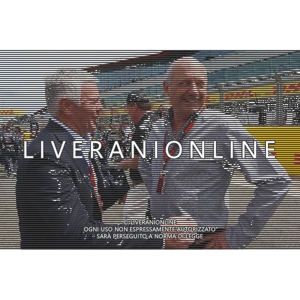 (L to R): Derek Warwick (GBR) with Ron Dennis (GBR) McLaren Executive Chairman on the grid. 05.07.2015. Formula 1 World Championship, Rd 9, British Grand Prix, Silverstone, England, Race Day. AG ALDO LIVERANI SAS ONLY ITALY