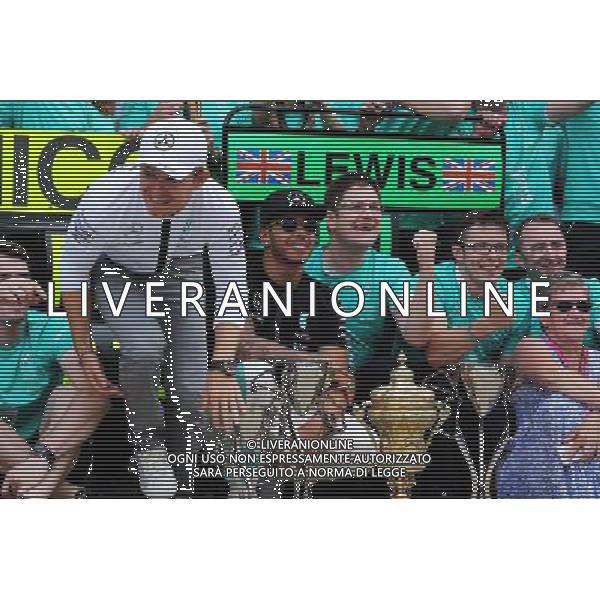 Race winner Lewis Hamilton (GBR) Mercedes AMG F1 celebrates with team mate Nico Rosberg (GER) Mercedes AMG F1, his mother Carmen Lockhart (GBR), and the team. 05.07.2015. Formula 1 World Championship, Rd 9, British Grand Prix, Silverstone, England, Race Day. AG ALDO LIVERANI SAS ONLY ITALY