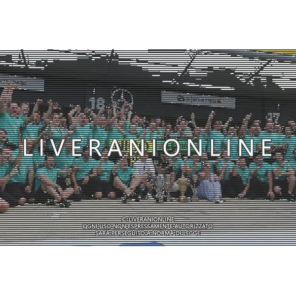 Race winner Lewis Hamilton (GBR) Mercedes AMG F1 celebrates with team mate Nico Rosberg (GER) Mercedes AMG F1, his mother Carmen Lockhart (GBR), and the team. 05.07.2015. Formula 1 World Championship, Rd 9, British Grand Prix, Silverstone, England, Race Day. AG ALDO LIVERANI SAS ONLY ITALY