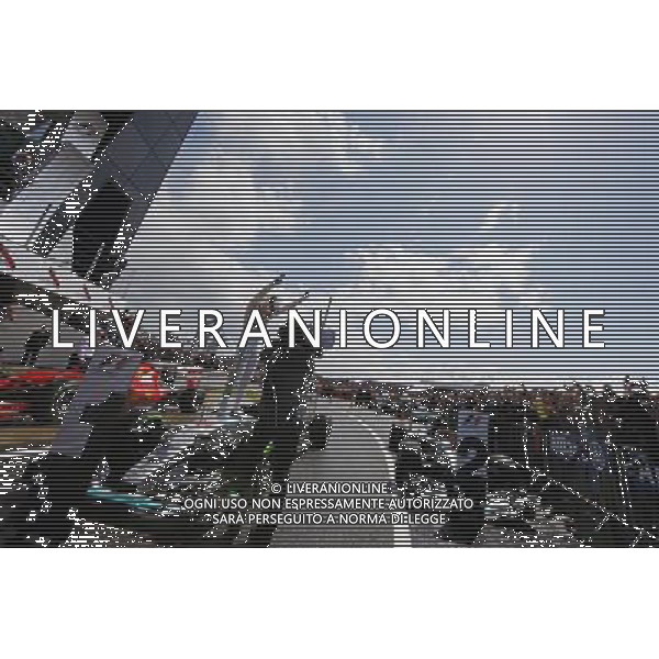 Race winner Lewis Hamilton (GBR) Mercedes AMG F1 W06 celebrates in parc ferme. 05.07.2015. Formula 1 World Championship, Rd 9, British Grand Prix, Silverstone, England, Race Day. AG ALDO LIVERANI SAS ONLY ITALY
