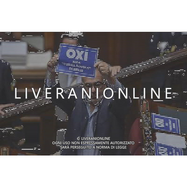 Roma - 09/07/2015 - Montecitorio - Voto finale sul disegno di legge di riforma della scuola - nella foto: Franco Bordo di SEL espone un cartello di protesta contro la legge di riforma della scuola / Ph. Fabrizio Corradetti - Ag. Aldo Liverani Sas