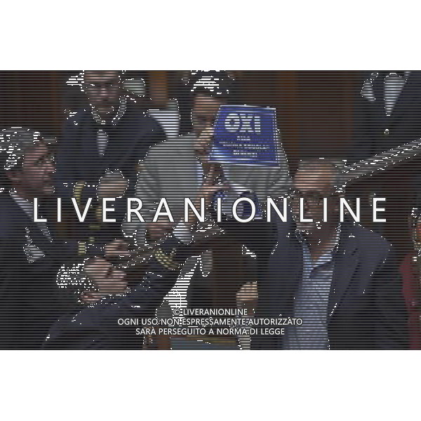 Roma - 09/07/2015 - Montecitorio - Voto finale sul disegno di legge di riforma della scuola - nella foto: Franco Bordo di SEL espone un cartello di protesta contro la legge di riforma della scuola / Ph. Fabrizio Corradetti - Ag. Aldo Liverani Sas