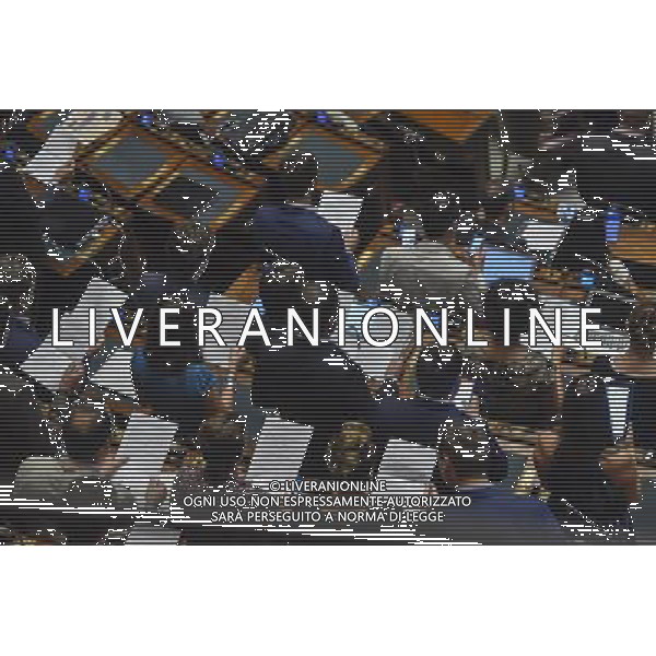 Roma - 09/07/2015 - Montecitorio - Voto finale sul disegno di legge di riforma della scuola - nella foto: I deputati del M5S leggono un testo di protesta / Ph. Fabrizio Corradetti - Ag. Aldo Liverani Sas