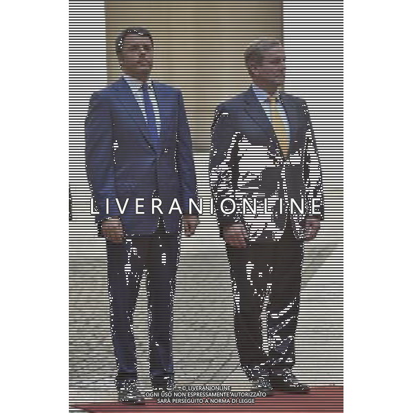 Roma - 10/07/2015 - Palazzo Chigi - Il Presidente del Consiglio dei Ministri Matteo Renzi incontra il Primo Ministro della Repubblica dÕIrlanda Enda Kenny - nella foto: Matteo Renzi e Enda Kenny durante gli inni nazionali / Ph. Fabrizio Corradetti - Ag. Aldo Liverani sas