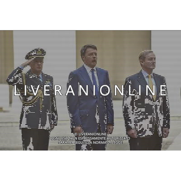 Roma - 10/07/2015 - Palazzo Chigi - Il Presidente del Consiglio dei Ministri Matteo Renzi incontra il Primo Ministro della Repubblica dÕIrlanda Enda Kenny - nella foto: Matteo Renzi canta l\'inno nazionale al finaco di Enda Kenny / Ph. Fabrizio Corradetti - Ag. Aldo Liverani sas