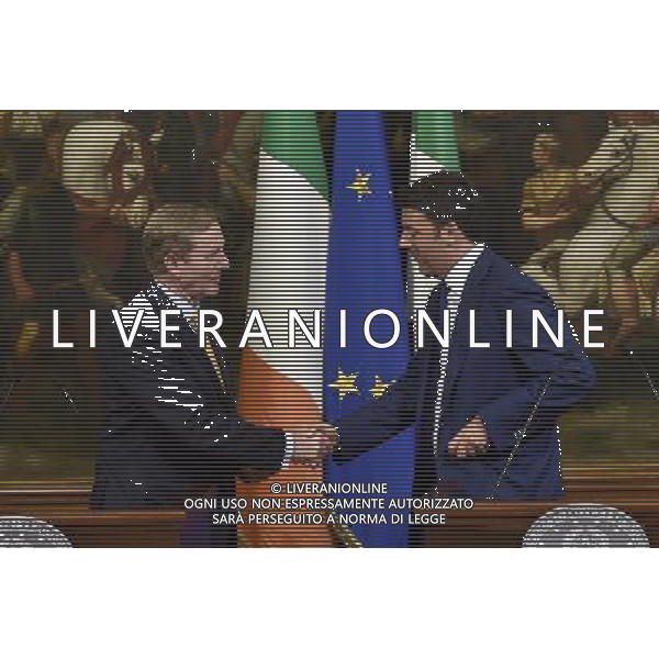 Roma - 10/07/2015 - Palazzo Chigi - Il Presidente del Consiglio dei Ministri Matteo Renzi incontra il Primo Ministro della Repubblica dâ€™Irlanda Enda Kenny - nella foto: La stretta di mano tra Matteo Renzi e Enda Kenny / Ph. Fabrizio Corradetti - Ag. Aldo Liverani sas