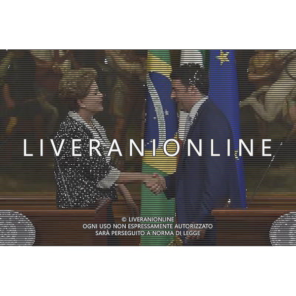 Roma - 10/07/2015 - Palazzo Chigi - Il Presidente del Consiglio dei Ministri Matteo Renzi incontra il Presidente della Repubblica federale del Brasile Dilma Rousseff - nella foto: Matteo Renzi saluta Dilma Rousseff a fine conferenza / Ph. Fabrizio Corradetti - Ag. Aldo Liverani sas