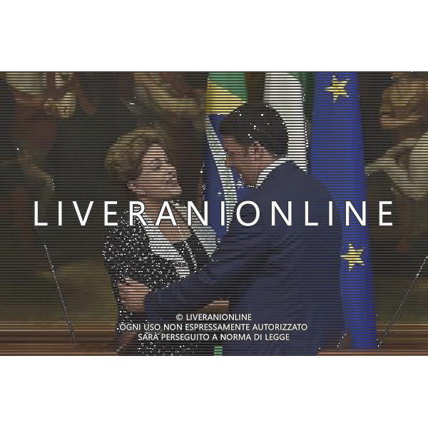 Roma - 10/07/2015 - Palazzo Chigi - Il Presidente del Consiglio dei Ministri Matteo Renzi incontra il Presidente della Repubblica federale del Brasile Dilma Rousseff - nella foto: Matteo Renzi saluta Dilma Rousseff a fine conferenza / Ph. Fabrizio Corradetti - Ag. Aldo Liverani sas
