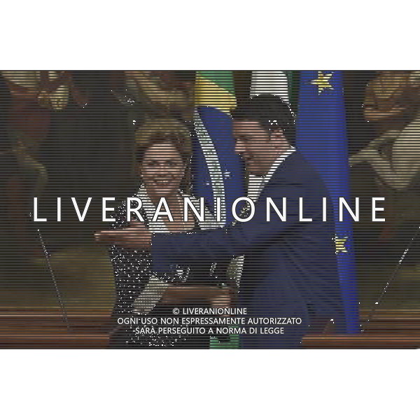 Roma - 10/07/2015 - Palazzo Chigi - Il Presidente del Consiglio dei Ministri Matteo Renzi incontra il Presidente della Repubblica federale del Brasile Dilma Rousseff - nella foto: Matteo Renzi saluta Dilma Rousseff a fine conferenza / Ph. Fabrizio Corradetti - Ag. Aldo Liverani sas