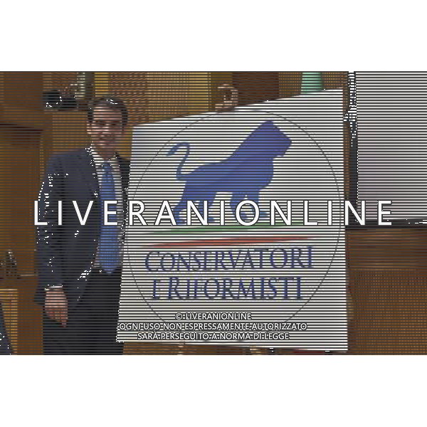 Roma - 16/07/2015 - Montecitorio - Aula dei gruppi - Raffaele Fitto presenta il nuovo movimento \' Conservatori e Riformisti \' - nella foto: Raffaele Fitto con il simbolo del nuovo movimento politico / Ph. Fabrizio Corradetti - Ag. Aldo Liverani Sas