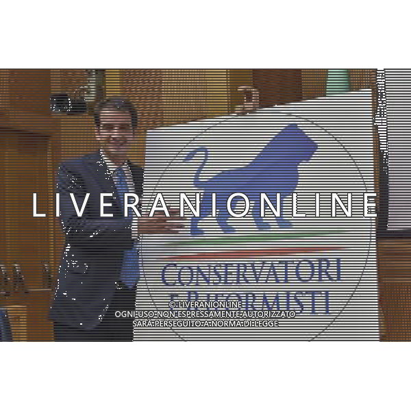 Roma - 16/07/2015 - Montecitorio - Aula dei gruppi - Raffaele Fitto presenta il nuovo movimento \' Conservatori e Riformisti \' - nella foto: Raffaele Fitto con il simbolo del nuovo movimento politico / Ph. Fabrizio Corradetti - Ag. Aldo Liverani Sas