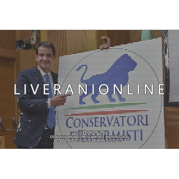 Roma - 16/07/2015 - Montecitorio - Aula dei gruppi - Raffaele Fitto presenta il nuovo movimento \' Conservatori e Riformisti \' - nella foto: Raffaele Fitto con il simbolo del nuovo movimento politico / Ph. Fabrizio Corradetti - Ag. Aldo Liverani Sas