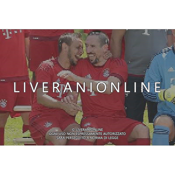 firo : Fußball,Fussball : 16.07.2015 1.Bundesliga, Saison 2015/2016 Bayern München, Muenchen, Offizieller Fototermin des FC Bayern München, Rafinha, Franck Ribery, halbe Figur, Spaß, Witz, Humor, lustig $worldrightsEs gelten unsere AGB, einsehbar auf www.firosportphoto.de copyright by firo sportphoto: Coesfelder Str. 207 D- 48249 Dülmen www.firosportphoto.de mail@firosportphoto.de (V o l k s b a n k B o c h u m - W i t t e n ) BLZ.: 430 601 29 Kt. Nr.: 341 117 100 Tel: +49-2594 - 9916004 Fax: +49-2594 - 9916005 AG ALDO LIVERANI SAS ONLY ITALY