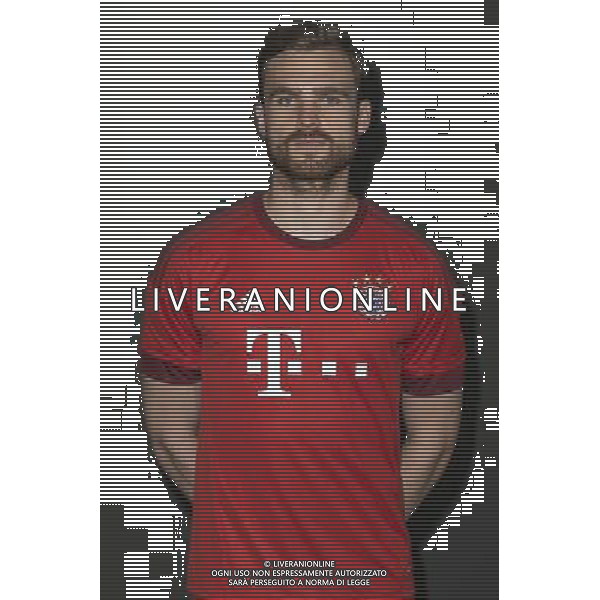 firo : Fußball,Fussball : 16.07.2015 1.Bundesliga, Saison 2015/2016 Bayern München, Muenchen, Offizieller Fototermin des FC Bayern München, Jan Kirchhoff ( München, Muenchen ), halbe Figur, Gestik $worldrightsEs gelten unsere AGB, einsehbar auf www.firosportphoto.de copyright by firo sportphoto: Coesfelder Str. 207 D- 48249 Dülmen www.firosportphoto.de mail@firosportphoto.de (V o l k s b a n k B o c h u m - W i t t e n ) BLZ.: 430 601 29 Kt. Nr.: 341 117 100 Tel: +49-2594 - 9916004 Fax: +49-2594 - 9916005 AG ALDO LIVERANI SAS ONLY ITALY