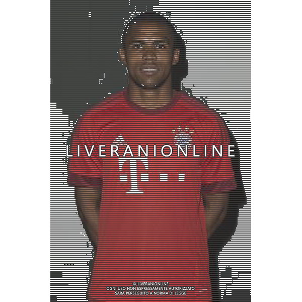 firo : Fußball,Fussball : 16.07.2015 1.Bundesliga, Saison 2015/2016 Bayern München, Muenchen, Offizieller Fototermin des FC Bayern München, Douglas Costa ( München, Muenchen ), halbe Figur, Gestik $worldrightsEs gelten unsere AGB, einsehbar auf www.firosportphoto.de copyright by firo sportphoto: Coesfelder Str. 207 D- 48249 Dülmen www.firosportphoto.de mail@firosportphoto.de (V o l k s b a n k B o c h u m - W i t t e n ) BLZ.: 430 601 29 Kt. Nr.: 341 117 100 Tel: +49-2594 - 9916004 Fax: +49-2594 - 9916005 AG ALDO LIVERANI SAS ONLY ITALY