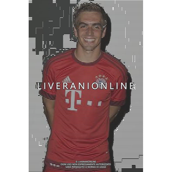 firo : Fu§ball,Fussball : 16.07.2015 1.Bundesliga, Saison 2015/2016 Bayern MŸnchen, Muenchen, Offizieller Fototermin des FC Bayern MŸnchen, Philipp Lahm ( MŸnchen, Muenchen ) $worldrightsEs gelten unsere AGB, einsehbar auf www.firosportphoto.de copyright by firo sportphoto: Coesfelder Str. 207 D- 48249 DŸlmen www.firosportphoto.de mail@firosportphoto.de (V o l k s b a n k B o c h u m - W i t t e n ) BLZ.: 430 601 29 Kt. Nr.: 341 117 100 Tel: +49-2594 - 9916004 Fax: +49-2594 - 9916005 AG ALDO LIVERANI SAS ONLY ITALY