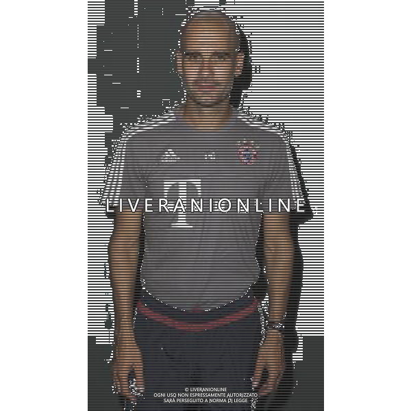 firo : Fu§ball,Fussball : 16.07.2015 1.Bundesliga, Saison 2015/2016 Bayern MŸnchen, Muenchen, Offizieller Fototermin des FC Bayern MŸnchen, Trainer Pep Guardiola ( MŸnchen, Muenchen ) $worldrightsEs gelten unsere AGB, einsehbar auf www.firosportphoto.de copyright by firo sportphoto: Coesfelder Str. 207 D- 48249 DŸlmen www.firosportphoto.de mail@firosportphoto.de (V o l k s b a n k B o c h u m - W i t t e n ) BLZ.: 430 601 29 Kt. Nr.: 341 117 100 Tel: +49-2594 - 9916004 Fax: +49-2594 - 9916005 AG ALDO LIVERANI SAS ONLY ITALY