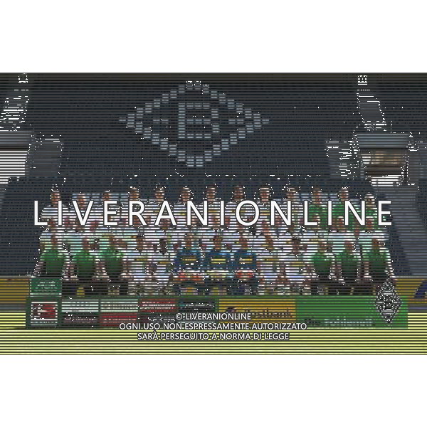 firo : 10.07.2015 Fu§ball, 1.Bundesliga,Saison 2015/2016 VfL Borussia Mšnchengladbach, Gladbach, Fototermin, Portraittermin, Team, Mannschaft, Teamfoto, Mannschaftsfoto, HighRes, hohe Auflšsung, PHASE ONE, obere Reihe von links : Athletiktrainer Klaus LUISSER,Rehatrainer Andreas BLUHM,Alvaro DOMINGUEZ,Andreas CHRISTENSEN,Branimir HRGOTA,Nico ELVEDI,Roeg BROUWERS,Martin STRANZL,MarvinSCHULZ,Havard NORDTEIL,Mannschaftsarzt Dr. Stefan PORTEN,Mannschaftsarzt Dr. Stefan HERTL, Mannschaftsarzt Dr. Heribert DITZEL. Mittlere Reihe von links : C-Trainer Manfred STEFES,Torwarttrainer Uwe KAMPS,Andre HAHN, Josip DRMIC,Djibril SOW,Granit XHAKA, Oscar WENDT,Thorgan HAZARD,Marlon RITTER,Raffael, Patrick HERRMANN,Co-Trainer Frank GEIDECK,Cheftrainer Lucien FAVRE. Untere Reihe von links : Physiotherapeut Benedikt BOHNEN,Adam SZORDYKOWSKI,Dirk M†LLER,Lars STINDL,Ibrahima TRAORE,Christofer HEIMEROTH,Yann SOMMER,Tobias SIPPEL,Tony JANTSCHKE,Mahmoud DAHOUD,Zeugwart Marcus BREUER,Betreuer Rolf H†LSWITT, Zeugwart Christian RIEGER. $worldrights,Es gelten unsere AGB, einsehbar auf www.firosportphoto.de, copyright by firo sportphoto: Coesfelder Str. 207 D-48249 DŸlmen www.firosportphoto.de mail@firosportphoto.de (V o l k s b a n k B o c h u m - W i t t e n ) BLZ.: 430 601 29 Kt. Nr.: 341 117 100 Tel:Ê +49-2594-9916004 Fax:Ê+49-2594-9916005