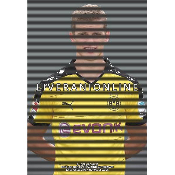 firo : 15.07.2015 Fu¤ball, 1.Bundesliga,Saison 2015/2016 BVB, Borussia Dortmund, Fototermin, Portraittermin, Sven BENDER, $worldrights,Es gelten unsere AGB, einsehbar auf www.firosportphoto.de, copyright by firo sportphoto: Coesfelder Str. 207 D-48249 DÙlmen www.firosportphoto.de mail@firosportphoto.de (V o l k s b a n k B o c h u m - W i t t e n ) BLZ.: 430 601 29 Kt. Nr.: 341 117 100 Tel:æ +49-2594-9916004 Fax:æ+49-2594-9916005