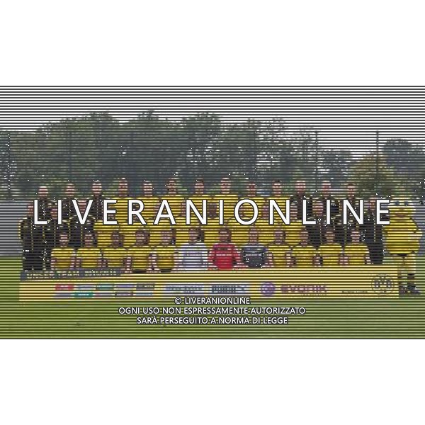 FuÃŸball, firo : 15.07.2015 1.BL, 1.Bundesliga, Saison 2015/2016, BVB, Borussia Dortmund, Mannschaftsfoto, Fototermin, Hintere Reihe, Physiotherapeut Thomas ZETZMANN, Physiotherapeut Thorben VOESTE, Physiotherapeut Peter Kuhnt, Pierre-Emerick AUBAMEYANG, Kevin GROSSKREUTZ GROÃŸKREUTZ, Neven SUBOTIC, Mats HUMMELS, Mathias GINTER, SOKRATIS Papastathopulos, Julian WEIGL, Videoanalyst Benjamin WEBER, Fitnesstrainer Rainer SCHREY, Athletiktrainer Florian WANGLER, Mittlere Reihe: Mannschaftsarzt Dr. Markus BRAUN, Rehatrainer Andreas BECK, Betreuer Frank GRÃ„FEN, Marco REUS, Ilkay GUENDOGAN GÃœNDOGAN, Oliver KIRCH, Sven BENDER, Adrian RAMOS, Lukasz PISZCEK, Erik DURM, Kevin KAMPL, Torarttrainer Teddy DE BEER, Co-Trainer Arno MICHELS, Cheftrainer Thomas TUCHEL, Maskottchen EMMA, Untere Reihe: Gonzalo CASTRO, Henrikh MKHITARYAN, Jeremy DUDZIAK, Nuri SAHIN, Jakub BLASZCYKOWSKI, Roman BÃœRKI, Roman WEIDENFELLER, Hendrik BONMANN, Marcel SCHMELZER, Moritz LEITNER, Shinji KAGAWA, Jonas HOFFMANN, $worldrightsEs gelten unsere AGB, einsehbar auf www.firosportphoto.de, copyright by firo sportphoto: Coesfelder Str. 207 D-48249 DÃ¼lmen www.firosportphoto.de mail@firosportphoto.de (V o l k s b a n k B o c h u m - W i t t e n ) BLZ.: 430 601 29 Kt. Nr.: 341 117 100 Tel:Â  +49-2594-9916004 Fax:Â +49-2594-9916005