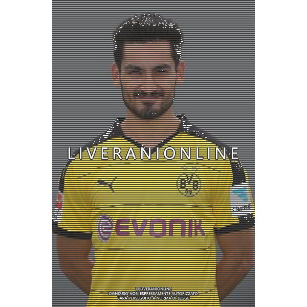 firo : 15.07.2015 Fu¤ball, 1.Bundesliga,Saison 2015/2016 BVB, Borussia Dortmund, Fototermin, Portraittermin, Ilkay G NDOGAN, $worldrights,Es gelten unsere AGB, einsehbar auf www.firosportphoto.de, copyright by firo sportphoto: Coesfelder Str. 207 D-48249 DÙlmen www.firosportphoto.de mail@firosportphoto.de (V o l k s b a n k B o c h u m - W i t t e n ) BLZ.: 430 601 29 Kt. Nr.: 341 117 100 Tel:æ +49-2594-9916004 Fax:æ+49-2594-9916005