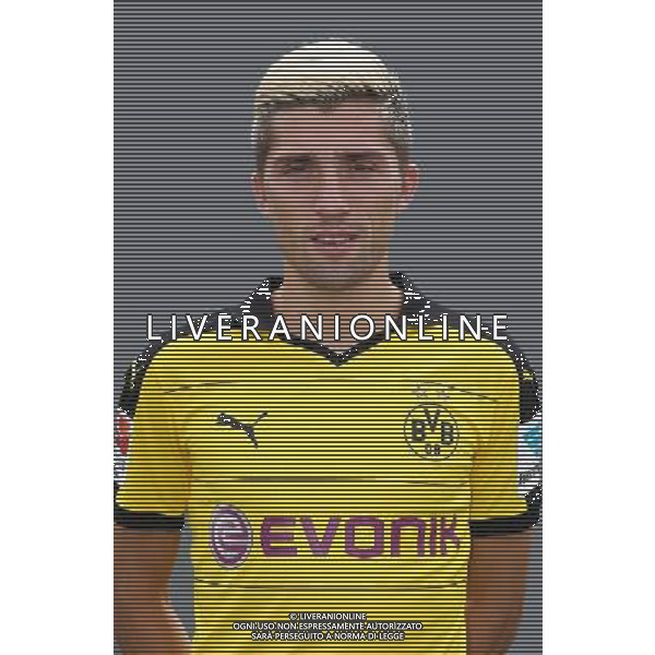 firo : 15.07.2015 Fu¤ball, 1.Bundesliga,Saison 2015/2016 BVB, Borussia Dortmund, Fototermin, Portraittermin, Kevin KAMPL, $worldrights,Es gelten unsere AGB, einsehbar auf www.firosportphoto.de, copyright by firo sportphoto: Coesfelder Str. 207 D-48249 DÙlmen www.firosportphoto.de mail@firosportphoto.de (V o l k s b a n k B o c h u m - W i t t e n ) BLZ.: 430 601 29 Kt. Nr.: 341 117 100 Tel:æ +49-2594-9916004 Fax:æ+49-2594-9916005