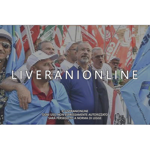 Roma - 18/07/2015 - Piazza SS Apostoli - \' Manifestazione Nazionale dei lavoratori delle costruzioni \' - nella foto: Carmelo Barbagallo con i manifestanti / Ph. Fabrizio Corradetti - Ag. Aldo Liverani Sas